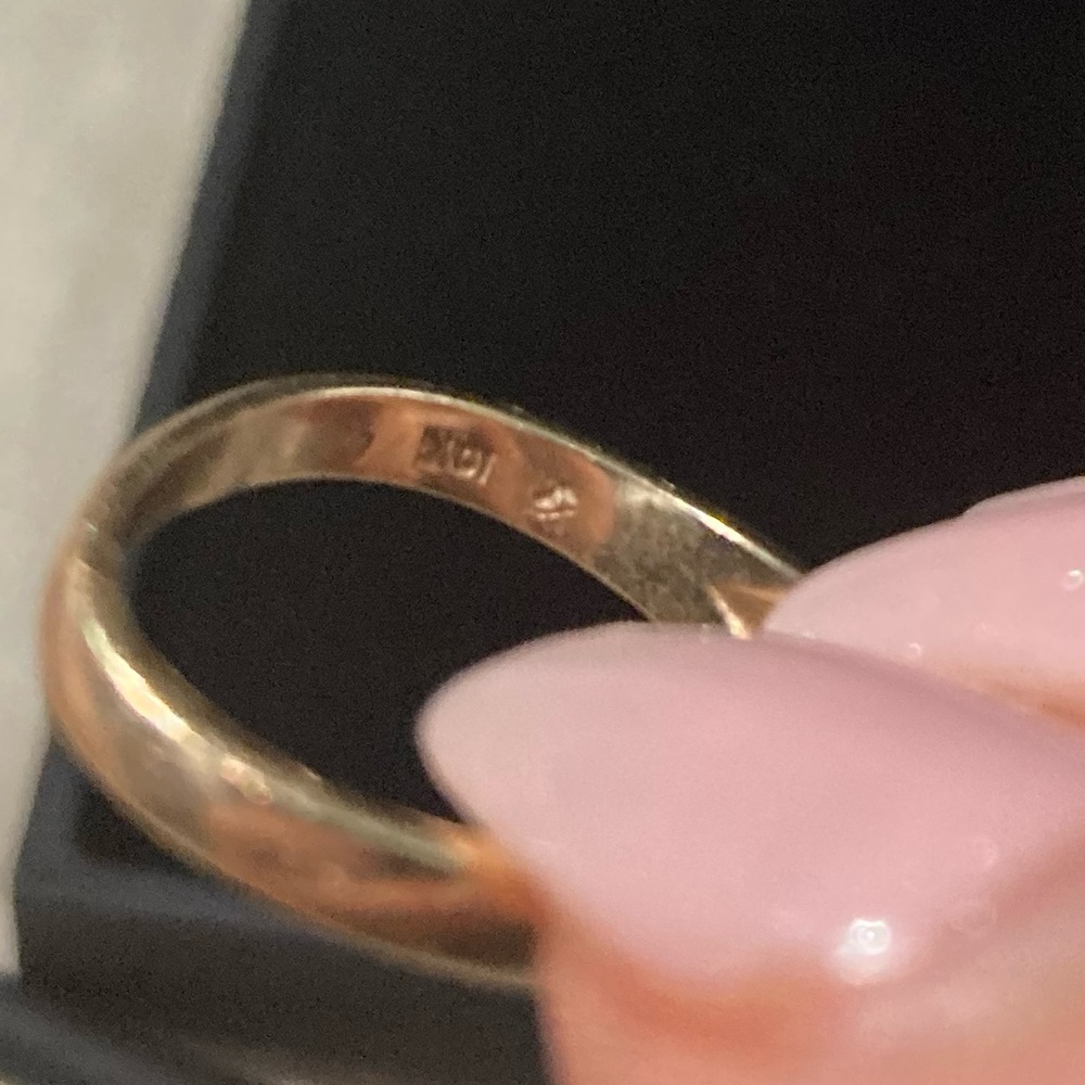 Solid Gold Ring W/ Simulated Gemstone. Size 7. - image 3